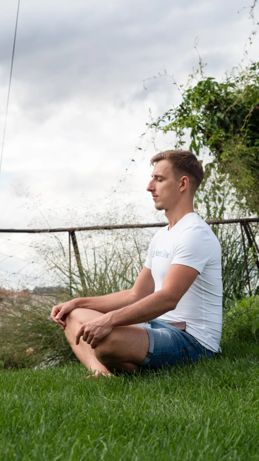Honza Šilar při meditaci v přírodě
